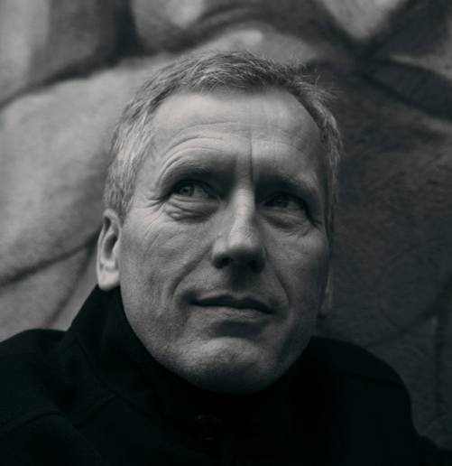 Porträt Ralf Schmidt vor der Frankfurter Skyline