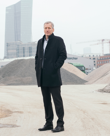 Porträt Ralf Schmidt vor der Frankfurter Skyline